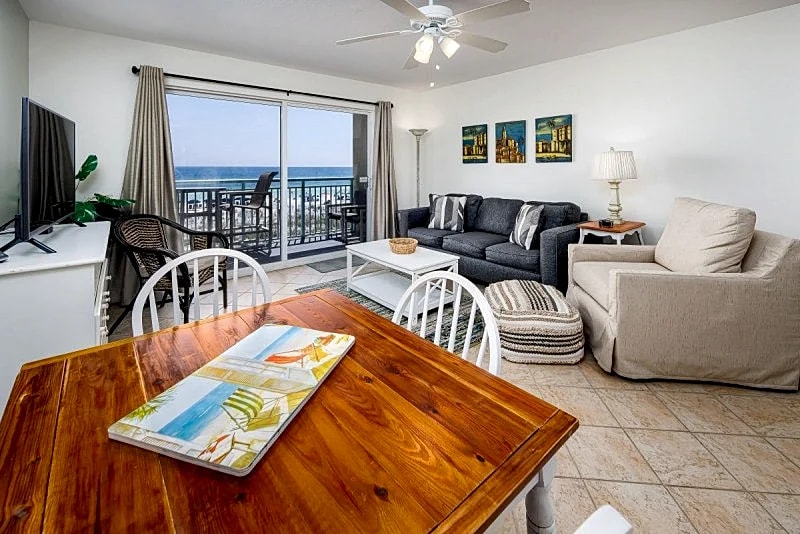 Pelican Isle 214: VISIT the COAST with the MOST! Stylish BEACH FRONT, pool! in Fort Walton Beach, Florida, United States โ photo 3