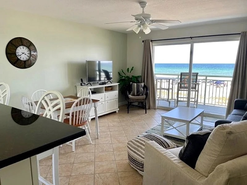 Pelican Isle 214: VISIT the COAST with the MOST! Stylish BEACH FRONT, pool! in Fort Walton Beach, Florida, United States โ photo 2