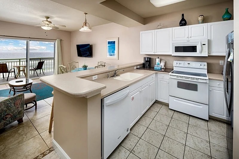 Pelican Isle 608: Charming - on the beach! Balcony, pool, Free Beach Service in Fort Walton Beach, Florida, United States — photo 5