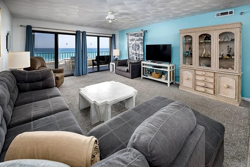 Surf Dweller 409: Great unit ~ CHEF friendly ~ Free beach CHAIRS & UMBRELLA~ in Fort Walton Beach, Florida, United States — photo 2