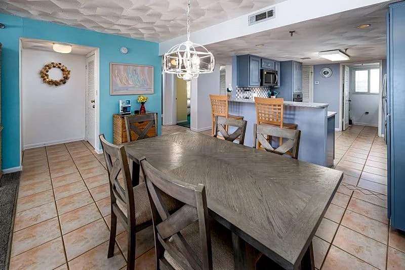 Surf Dweller 409: Great unit ~ CHEF friendly ~ Free beach CHAIRS & UMBRELLA~ in Fort Walton Beach, Florida, United States — photo 4