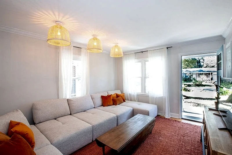 Live Oak Lounge – Charleston Rental – 3 Bedroom House Close to Everything in Charleston