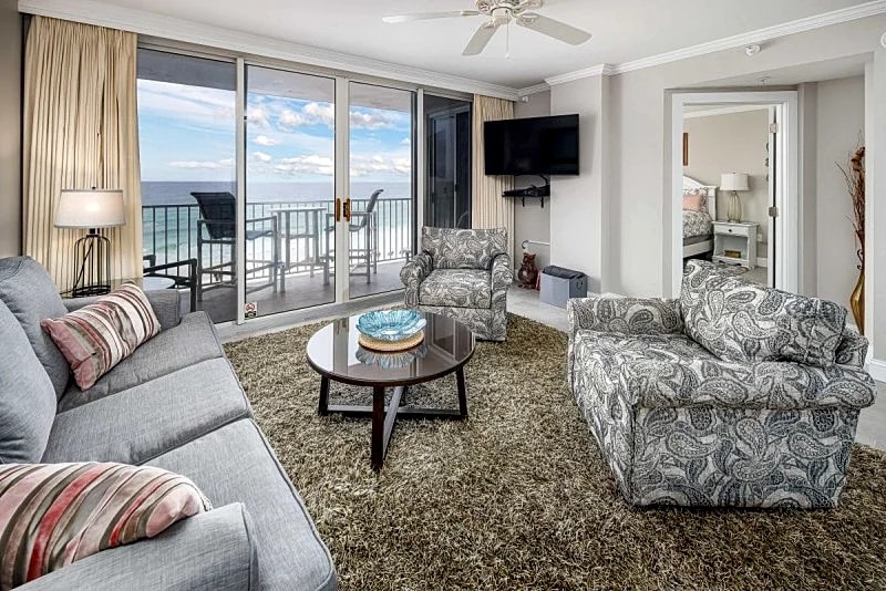 IP 604: Picture perfect beachfront condo- full kitchen, w/d, BBQ area, pool in Fort Walton Beach, Florida, United States — photo 3