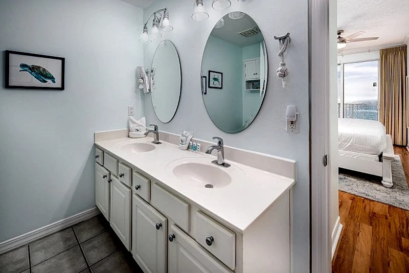 Gulf Dunes 504:Impressive 5th floor BEACH FRONT condo with FREE BEACH SERVICE in Fort Walton Beach, Florida, United States — photo 5