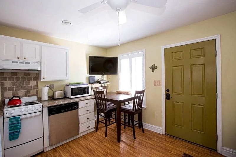 Oceanbound Cozy Little Condo in the heart of Folly Beach- Pet Friendly in Folly Beach, South Carolina, United States — photo 4
