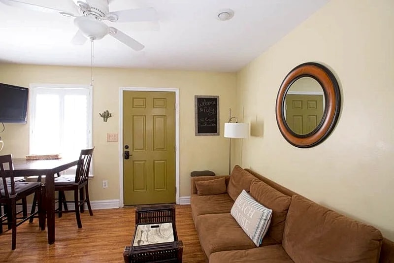 Oceanbound Cozy Little Condo in the heart of Folly Beach- Pet Friendly in Folly Beach, South Carolina, United States — photo 2