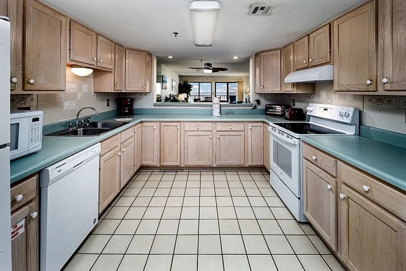 Surf Dweller 709: Right On Beach! Amazing Views. Free Bch Svc+Golf+Snorkeling in Fort Walton Beach, Florida, United States — photo 4
