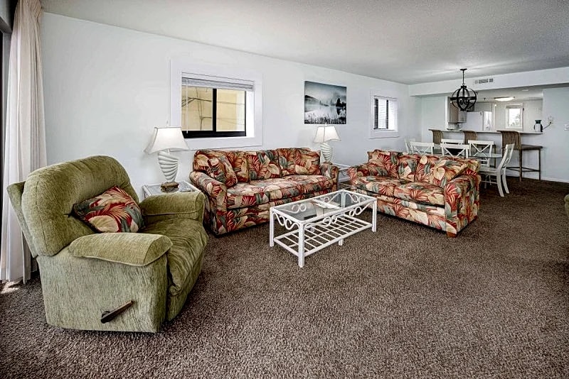 Surf Dweller 212: Expansive beach front 2 BD/2 BA, full kitchen, pool in Fort Walton Beach, Florida, United States — photo 4