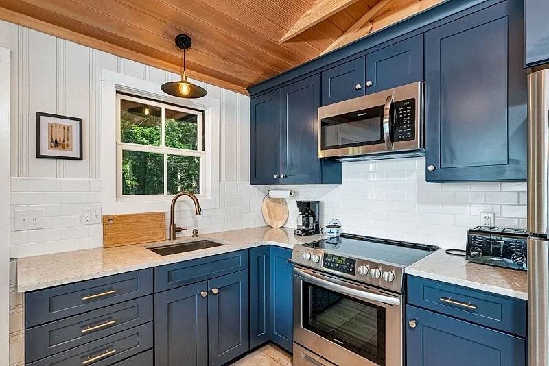 This Adorable Winnipesaukee Cottage For 6 Is Just Waiting For You in Moultonborough, New Hampshire, United States — photo 5
