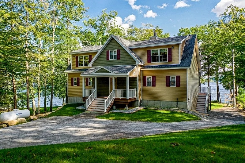 Newer Winnipesaukee Waterfront Home for 10 5 Bedrooms 4 Baths in Moultonborough, New Hampshire, United States — photo 2