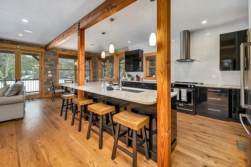 Custom Lake Winnisquam Home For 12 in Meredith, New Hampshire, United States — photo 3