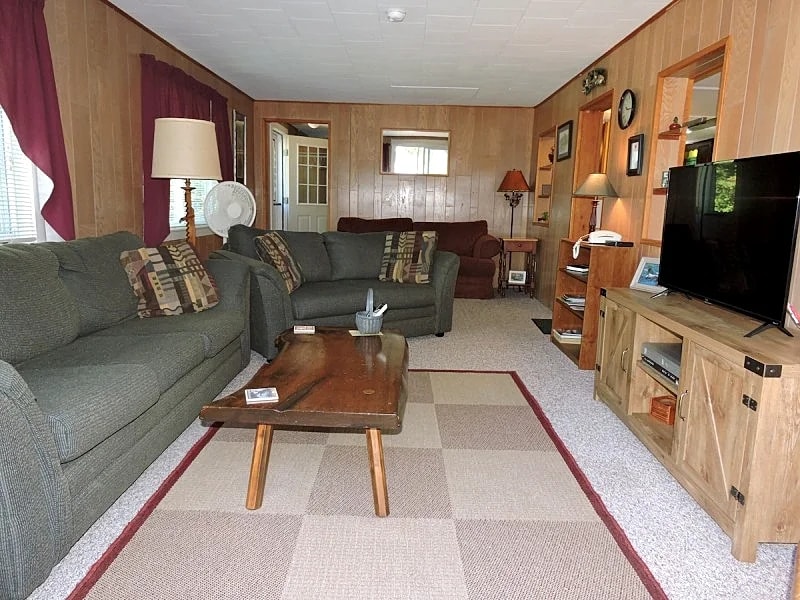 Wonderful 3 BR Winnipesaukee Waterfront Dock Beach in Moultonborough, New Hampshire, United States — photo 5