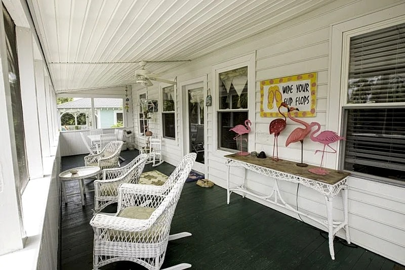 Vitamin Sea - Authentic Vintage 4 BR 2nd Row Beach Cottage in Folly Beach, South Carolina, United States — photo 4