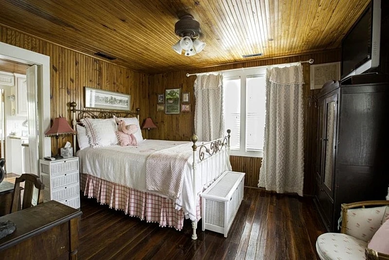 Vitamin Sea - Authentic Vintage 4 BR 2nd Row Beach Cottage in Folly Beach, South Carolina, United States — photo 2