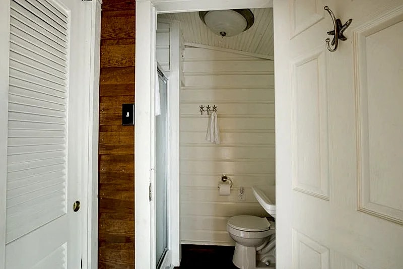 Vitamin Sea - Authentic Vintage 4 BR 2nd Row Beach Cottage in Folly Beach, South Carolina, United States — photo 5