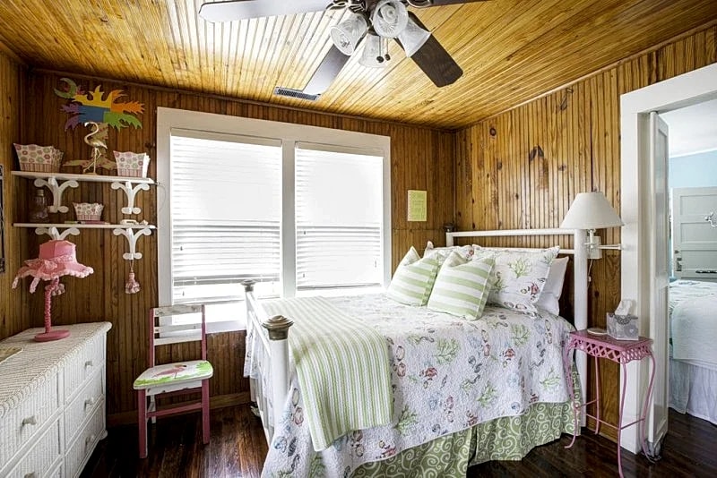 Vitamin Sea - Authentic Vintage 4 BR 2nd Row Beach Cottage in Folly Beach, South Carolina, United States — photo 3