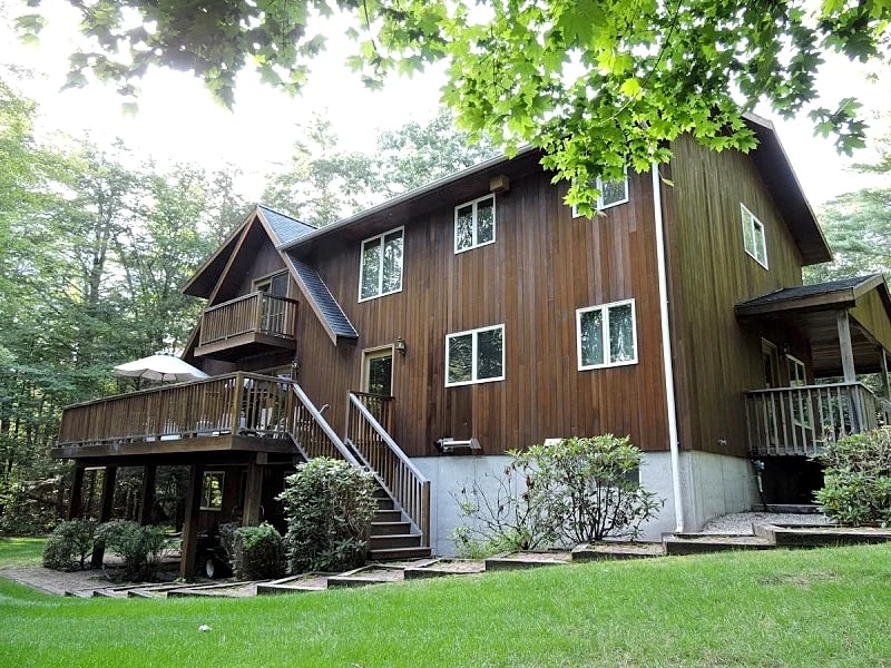 Large Suissevale on Winnipesaukee Home Just A 2 Minute Walk To The Beach in Moultonborough, New Hampshire, United States — photo 2