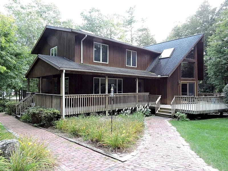Large Suissevale on Winnipesaukee Home Just A 2 Minute Walk To The Beach in Moultonborough, New Hampshire, United States — photo 3