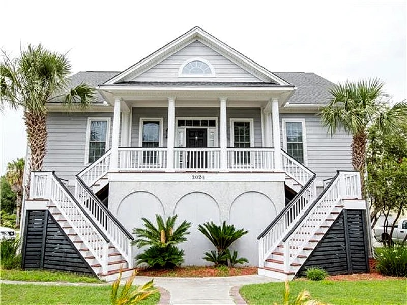 Salt Life – Pet Friendly Beautiful Modern 4 Bedroom Home 2.7 Miles from the Beach Sleeps 10