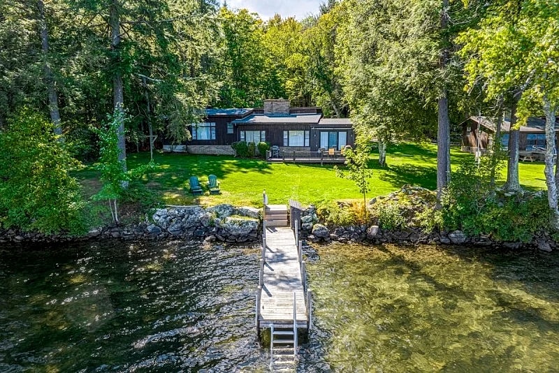 4 Bedroom Waterfront Home With Beatutiful Lake and Mountain Views in Moultonborough, New Hampshire, United States — photo 2