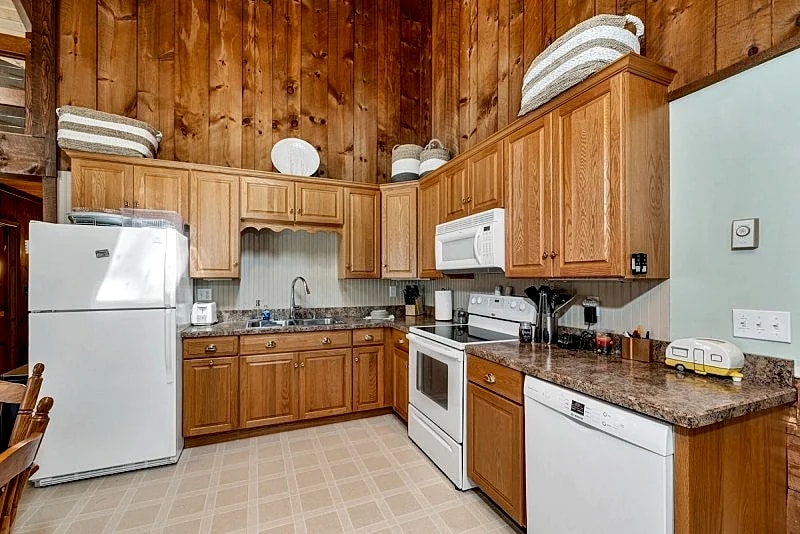 Water Access Home Sleeps 8 and Short Walk to Far Echo Harbor Beach in Moultonborough, New Hampshire, United States — photo 4