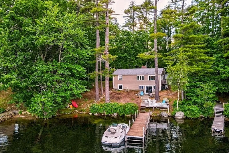 Pet Friendly Winnipesaukee Waterfront Home Sleeping for 8 in Moultonborough, New Hampshire, United States — photo 4