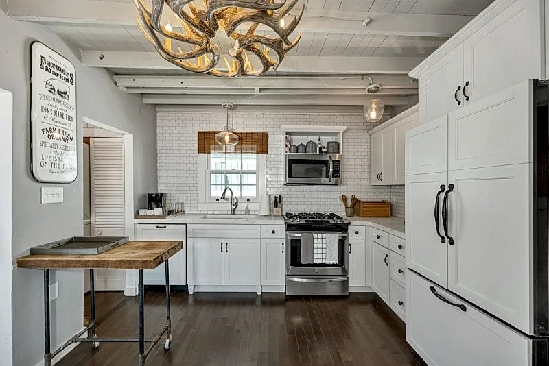 Charming Lakefront Cottage Nearby to the Weirs with dock and sand beach in Laconia, New Hampshire, United States — photo 5