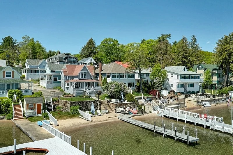 Charming Lakefront Cottage Nearby to the Weirs with dock and sand beach in Laconia, New Hampshire, United States — photo 2