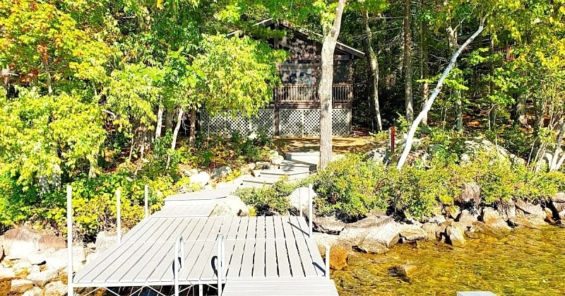 Idyllic remodeled cottage on the shores of Black Cat Island on Winnipesaukee in Meredith, New Hampshire, United States — photo 2