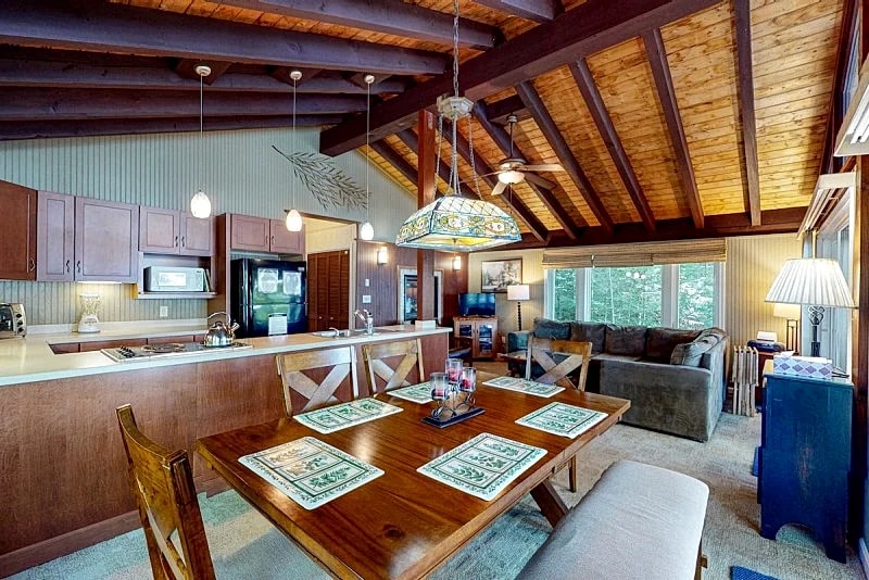 Idyllic remodeled cottage on the shores of Black Cat Island on Winnipesaukee in Meredith, New Hampshire, United States — photo 4