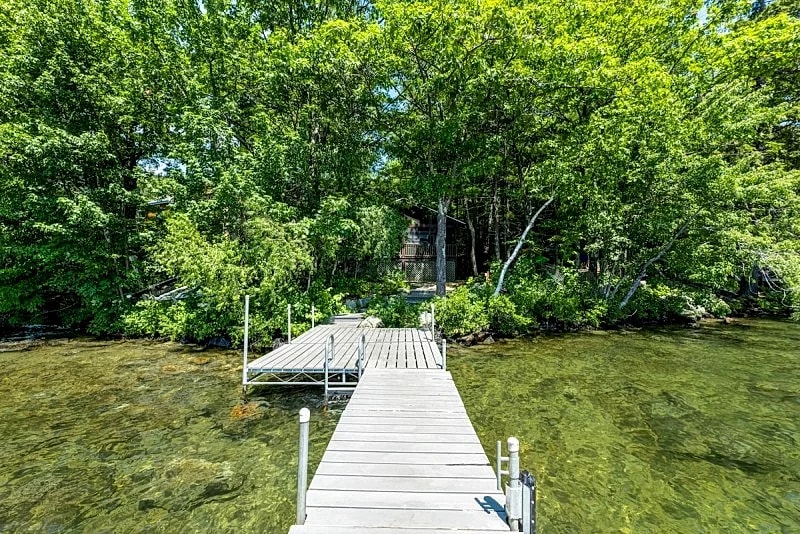 Idyllic remodeled cottage on the shores of Black Cat Island on Winnipesaukee in Meredith, New Hampshire, United States — photo 3