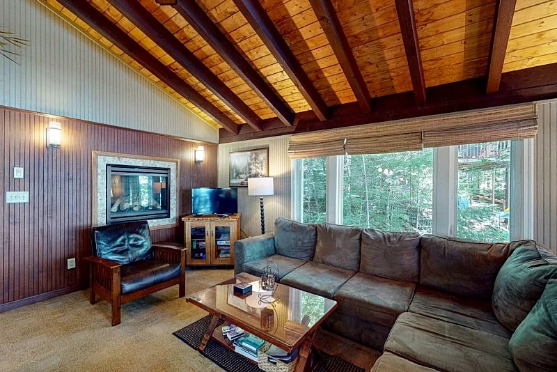 Idyllic remodeled cottage on the shores of Black Cat Island on Winnipesaukee in Meredith, New Hampshire, United States — photo 5