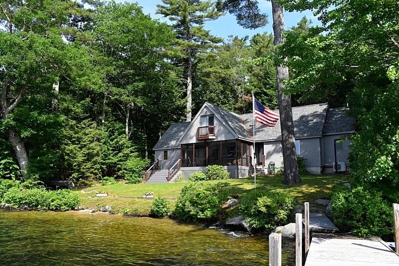 Waterfront home sleeping 10 located on Cummings Cove on Lake Winnipesaukee in Meredith, New Hampshire, United States — photo 2