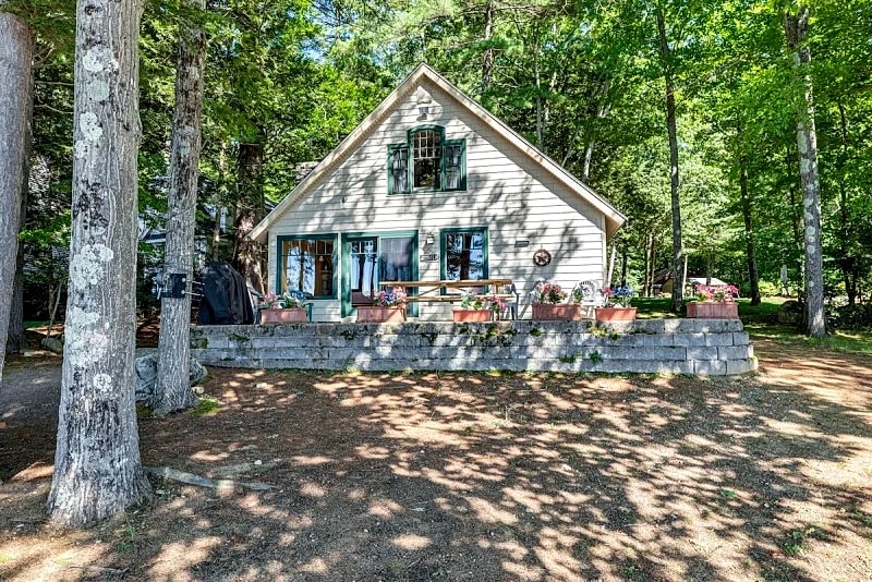 Winnipesaukee Waterfront Chalet with Sandy Beach Private Dock and Fire Pit in Moultonborough, New Hampshire, United States — photo 5