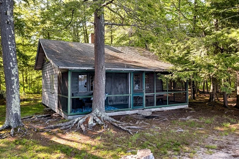 Newly Listed Pet Friendly Cabin on Lake Winnipesaukee with Dock Sleeps 4