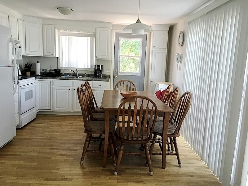4 Bed 2 Bath Winnipesaukee Waterfront with Sand Beach and Dock that Sleeps 8 in Moultonborough, New Hampshire, United States — photo 4