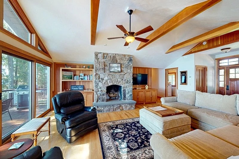 Beautiful Winnipesaukee Views Sleeping 10 in Moultonborough, New Hampshire, United States — photo 4