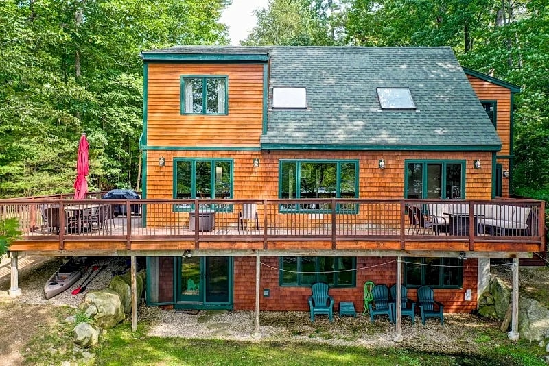 Beautifully Updated Winnipesaukee Lakefront Home Accommodates 12 in Moultonborough, New Hampshire, United States — photo 4