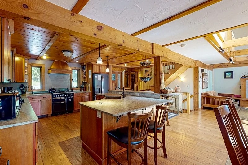 Beautifully Updated Winnipesaukee Lakefront Home Accommodates 12 in Moultonborough, New Hampshire, United States — photo 3