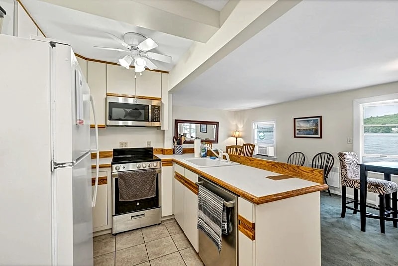 Winnipesaukee Waterfront On Meredith Bay with U Shaped Dock Sleeps 12 in Meredith, New Hampshire, United States — photo 4