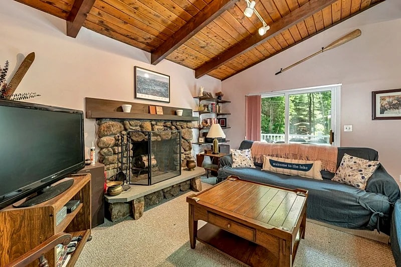 Suissevale Chalet sleeps 8 just a short walk to the beach in Moultonborough, New Hampshire, United States — photo 4