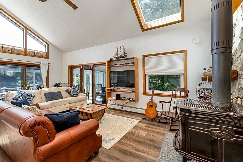 Shoreside Bliss on Lake Winnipesaukee Contemporary Gem Breathtaking Views in Moultonborough, New Hampshire, United States — photo 5