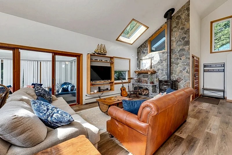 Shoreside Bliss on Lake Winnipesaukee Contemporary Gem Breathtaking Views in Moultonborough, New Hampshire, United States — photo 4