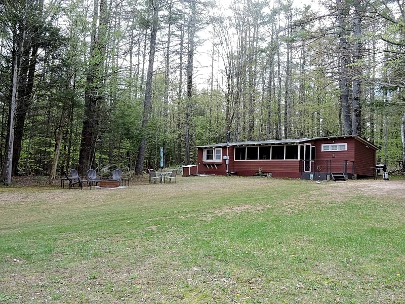 Quaint Cottage with town beach access sleep 4 in Moultonborough, New Hampshire, United States — photo 2