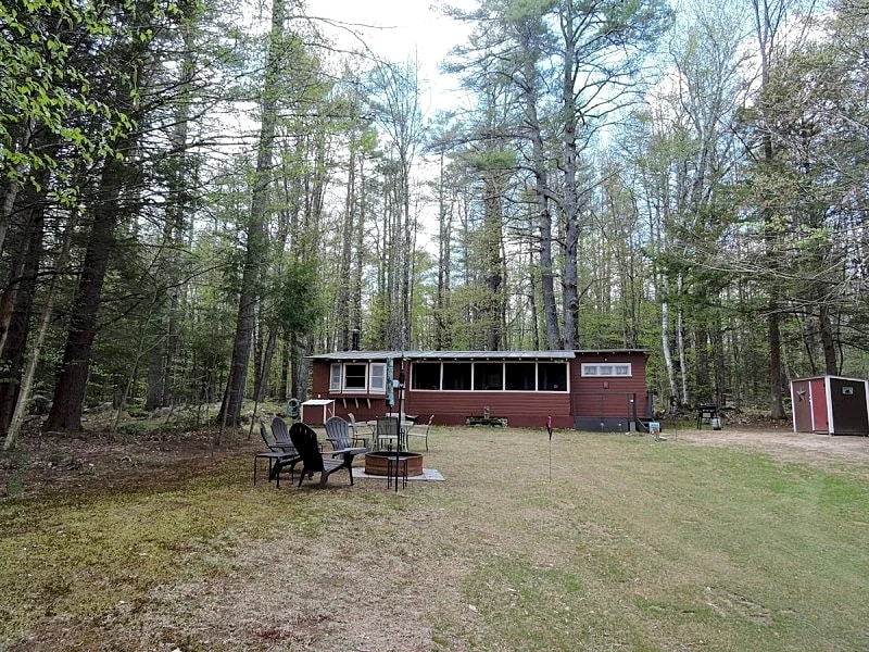 Quaint Cottage with town beach access sleep 4