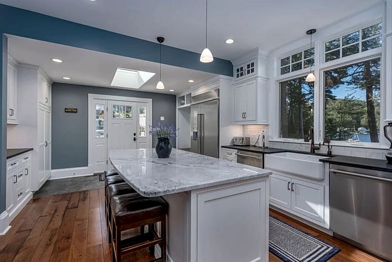 Lake Winnipesauke compound sleeps 22 in13 bedrooms stunning sunset views in Alton, New Hampshire, United States — photo 5