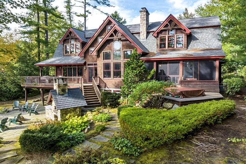 Pet Friendly Moose Lodge on Lake Winnipesaukee Sleeps 14