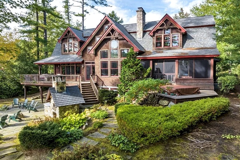 Pet Friendly Moose Lodge on Lake Winnipesaukee Sleeps 14