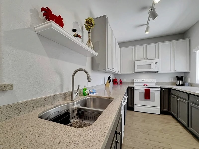 Grand 2nd Floor Condo, Heated Comm Pool, Golf Views! in Mesa, Arizona, United States — photo 5
