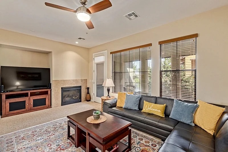 Fulton Ranch Town House! Heated Pool, Gym! 2 King Beds! 1 Dog Friendly! in Chandler, Arizona, United States — photo 4